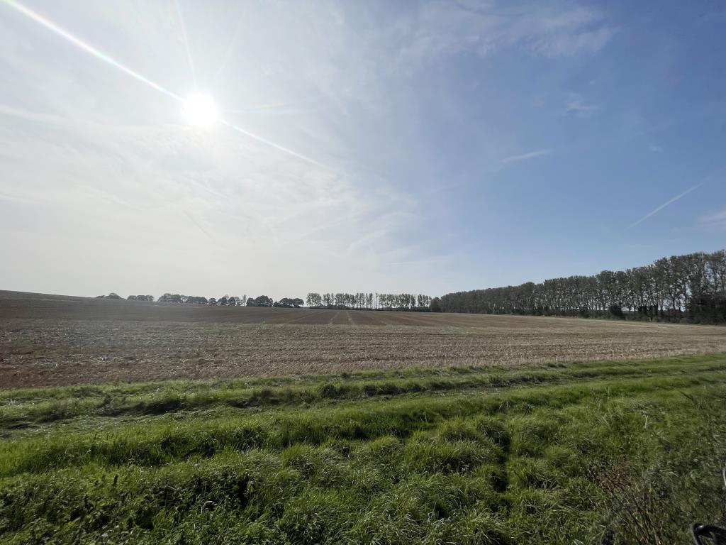 Lot: 21 - OUTSTANDING RURAL OPPORTUNITY! PLANNING FOR CONVERSION AND DEVELOPMENT FOR TWO SUBSTANTIAL RESIDENCES - view across farmland to the rear